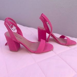 Gianni Bini 6.5 fushia heels, new.
